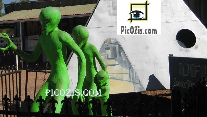 VAB004201109 - UFO Centre Australia - 15x20cm (6x8")
