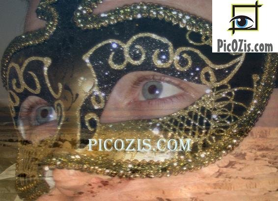 VPE014201109 â Gold and black Venetian mask photograph print