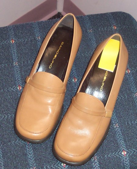 Bandolino Camel Colored Loafers Size 7 M Leather Upper 173-49 Once Is Never Enough