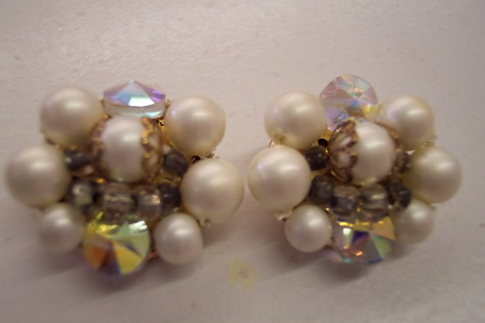 Vintage Cluster Faux Pearl Clip On Earrings 374-270