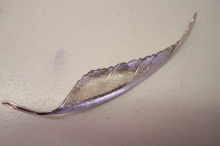 Vintage Signed Giovanni Silver Tone Leaf Pin Brooch 118-166 Costume Jewelry