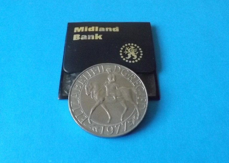 GREAT BRITAIN QUEEN ELIZABETH II 1977 UNCIRCULATED SILVER JUBILEE CROWN IN MIDLAND BANK WALLET