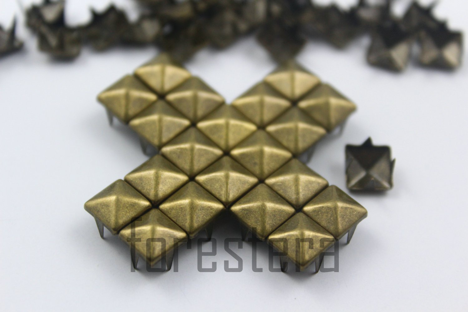 100 7mm Antique Brass Pyramid Studs DIY Studs Metal Studs Craft Studs Spike (BP07)