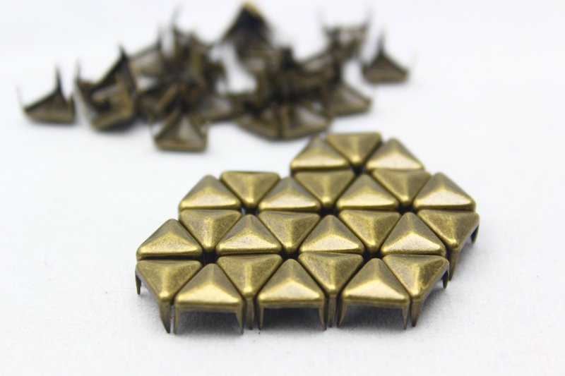 100 8mm Antique Brass Triangle Studs DIY Studs Metal Studs Craft Studs Spike (BT08)