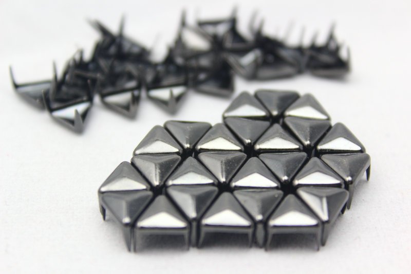 100 8mm Gunmetal Triangle Studs DIY Studs Metal Studs Craft Studs Spike (GT08)