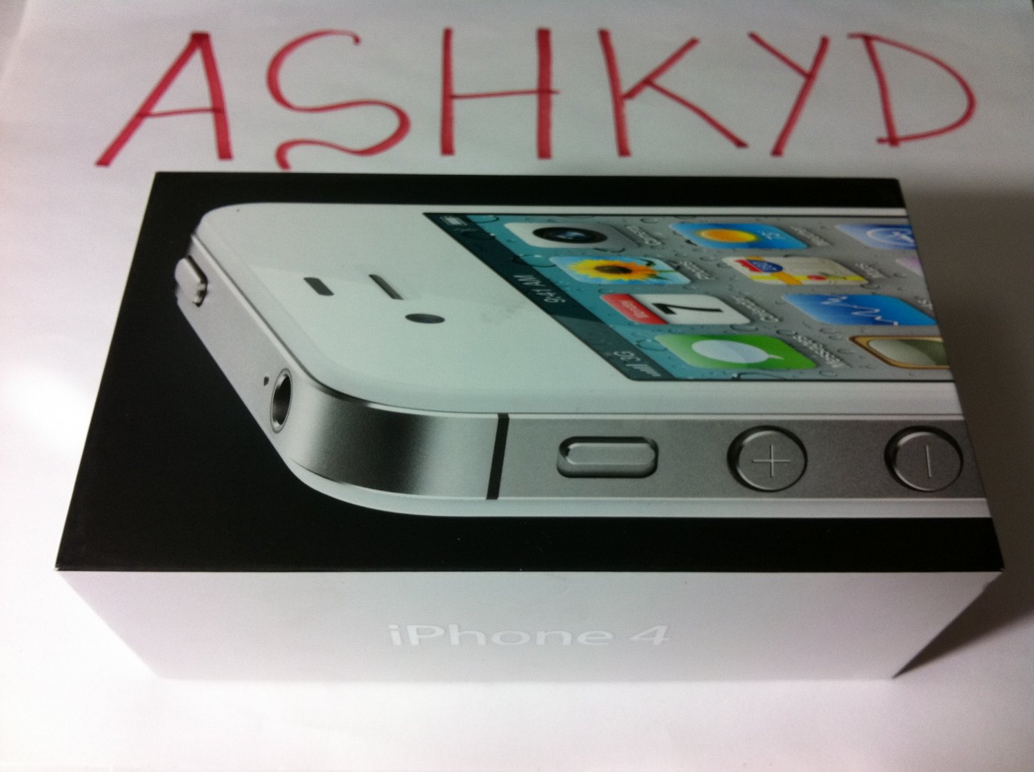 WHITE APPLE IPHONE 4, UNLOCKED WITH GEVEY SIM, ALL GSM AT&T 16GB BASICALLY NEW
