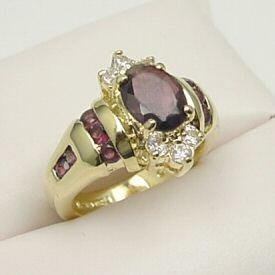 EXQUISITE 14kt GOLD GENUINE GARNET RING (VERY PRETTY)