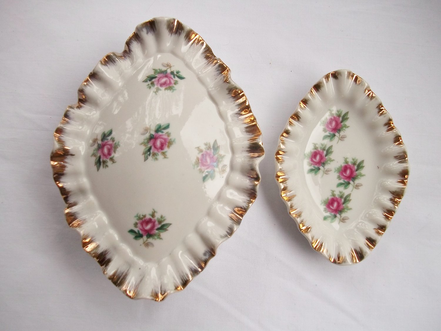 VINTAGE PORCELAIN COVERED TRINKET DISH AND MATCHING TRAY