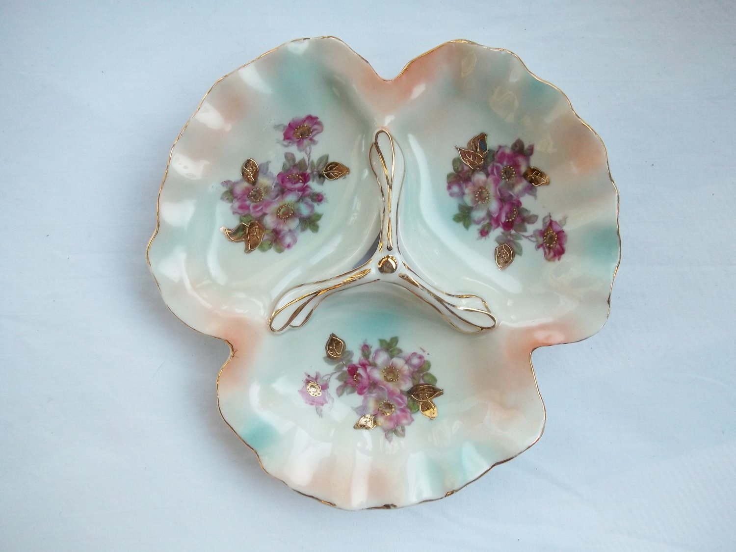 VINTAGE ROSE 3-SECTION SERVER WITH HANDLE