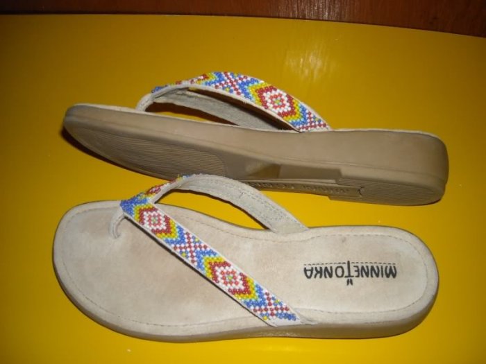 Womens Minnetonka Beaded Thong Sandals 7