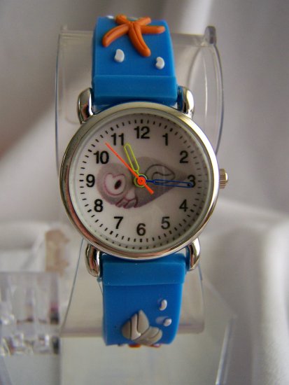 Children watch w/sea designs