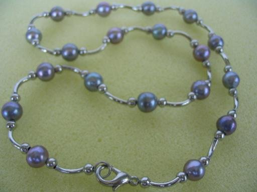 graceful 17"" black F/W pearl necklace