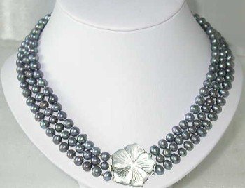 Lustrous 17""-18"" 3-rows peacock pearl shell clasp