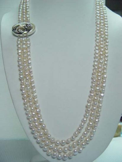 23""-25"" lustrous 3rows white pearl cameo lady