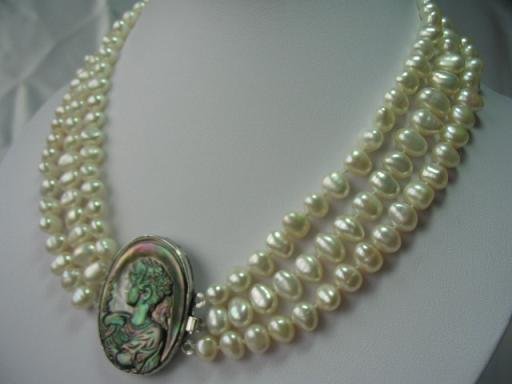 20-22"" lustrous 3rows white pearl cameo lady necklace