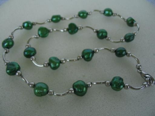 graceful 17"" green F/W pearl necklace
