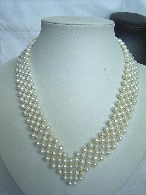 17-18'' 4-5mm white pearl heart shape necklace