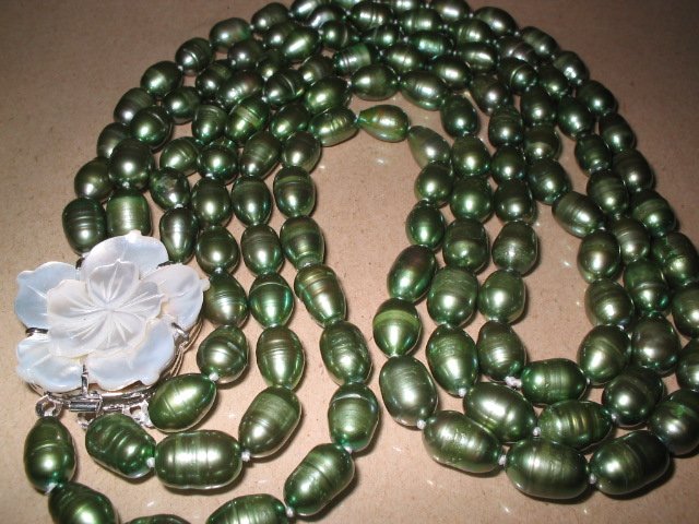 19""-23"" 9-10mm green pearl cameo shell clasp