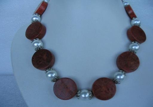 Stunning 18'' sponge coral /white shell pearl necklace