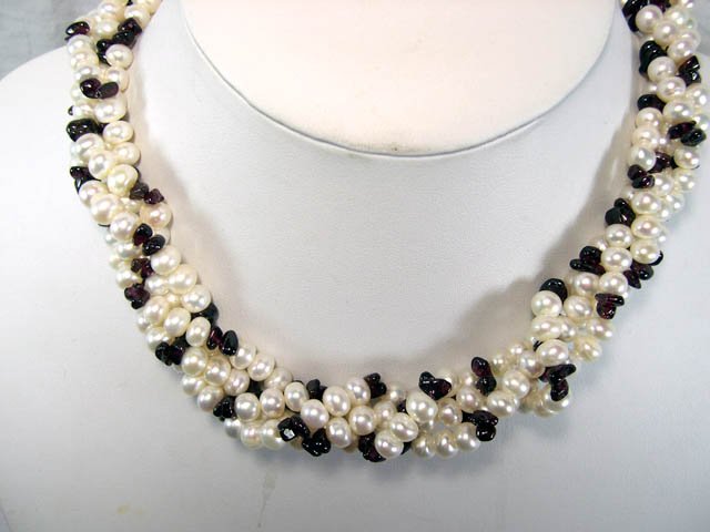 4ROWS white FW Cultured Pearl&garnet Necklace
