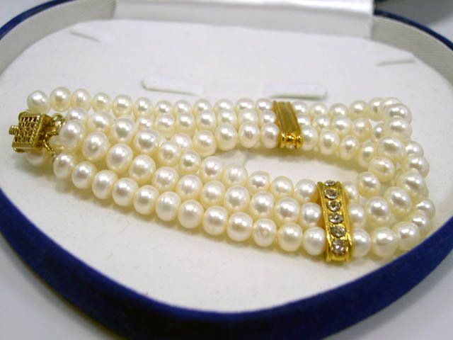 Beautiful 3rows white FW Cultured Pearl Bracelet