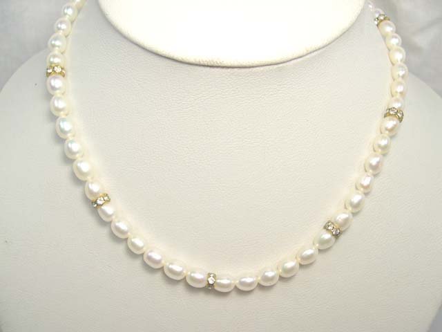 CHARMING SINGLE 17'' WHITE Cultured Pearl Necklace