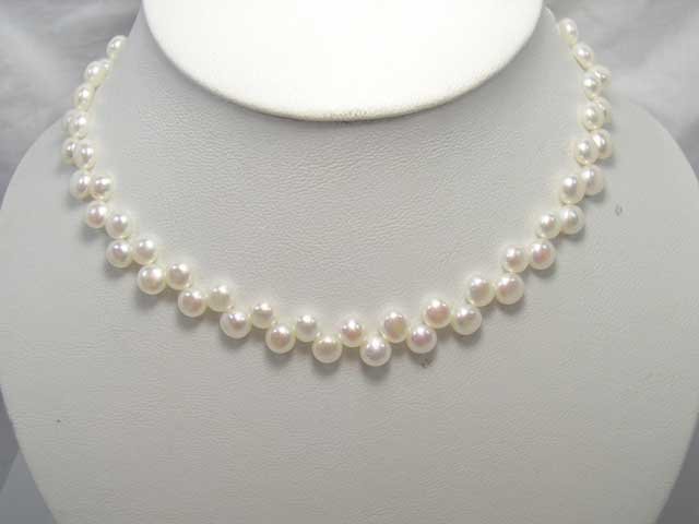 ELEGANT 16'' CULTURED WHITE PEARL FLORAL NECKLACE