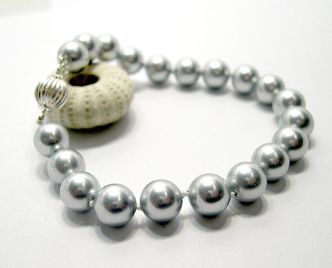 Superb 7.5'' 8mm silver-grey south sea shell bracelet
