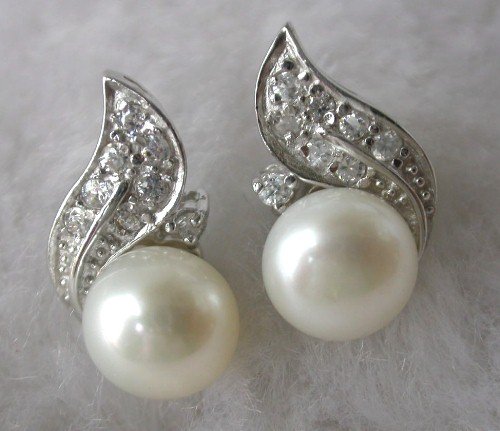 Beauty 8mm white FW pearl earring