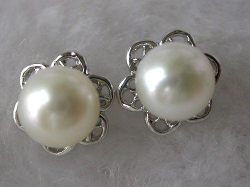 Beauty 8mm white FW pearl flower earring