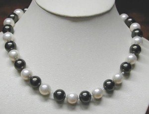 17'' 12mm black & white sea shell pearls necklace