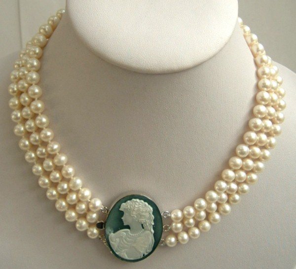 3strands Real white freshwater pearls Cameo Agate clasp