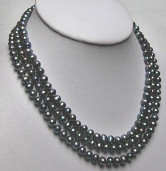 BLACK THREE ROWS PEARL NEACKLACE END OF SILVER CLASP