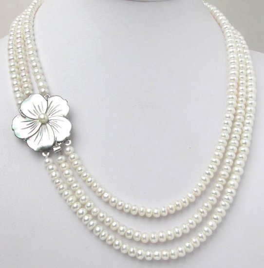 THREE ROWS WHITE PEARL NEACKLACE Flower clasp
