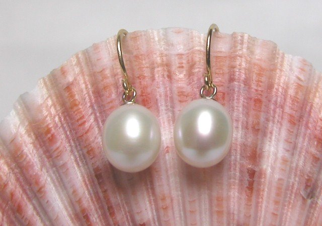 WHITE FRESHWATER PEARL EARRING WITH 14K GP GOLD CLASP
