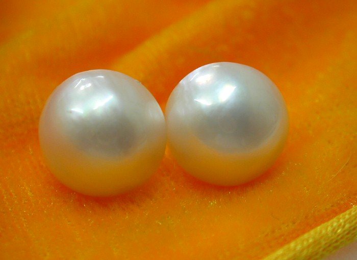 Authentic southsea 14mm round white pearls earrings 14k