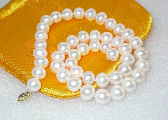 Slick surface 10mm round white FW pearls necklace 9k