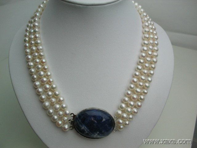 18""-20"" 3-stand white pearl & blue solidate stone clasp