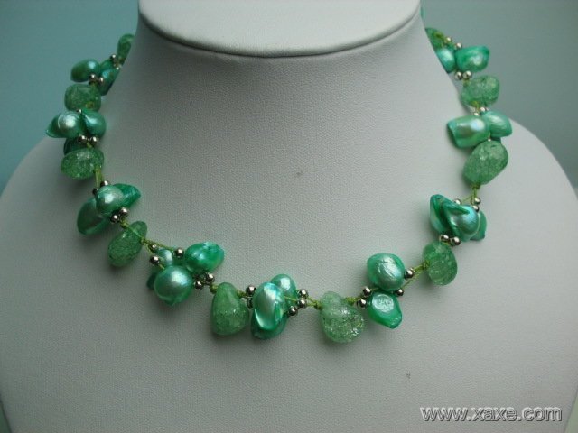 Fancy 17'' green pearl and crystal necklace