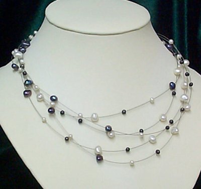 17'' black and white freshwater pearl necklace