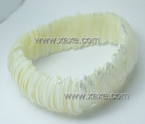 Lovely small white shell bracelet