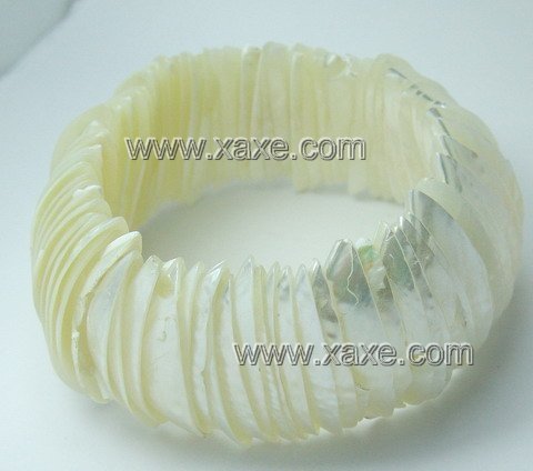 Lovely white bright shell bracelet