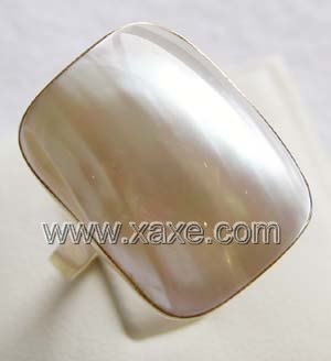 Luxurious 15.5mm white rectangular mabe pearl ring 14K