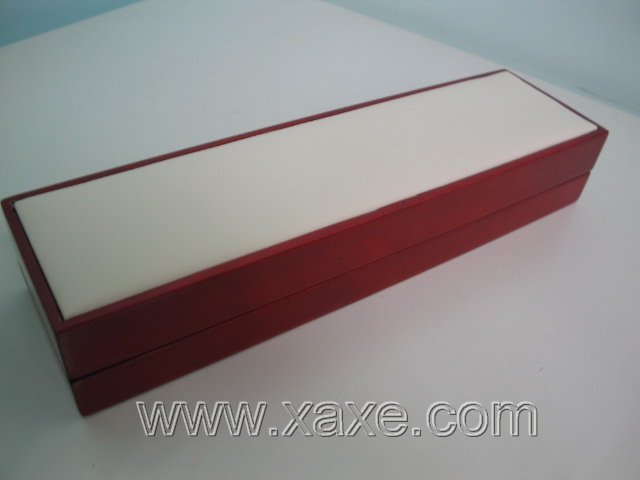 Red rose wood and white leather box