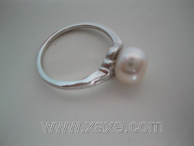 Single freshwater pearl ring