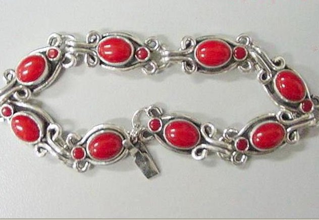 Coral bracelet 8 beads silver chain