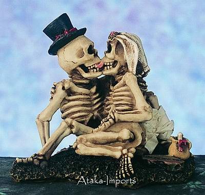 COOL-SKELETON FRENCH KISSING COUPLE FIGURINE-BIZARRE HALLOWEEN (4716)