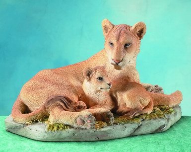 LIONESS NURTURING CUB-FIGURINES-DISPLAY-FUN (5828)