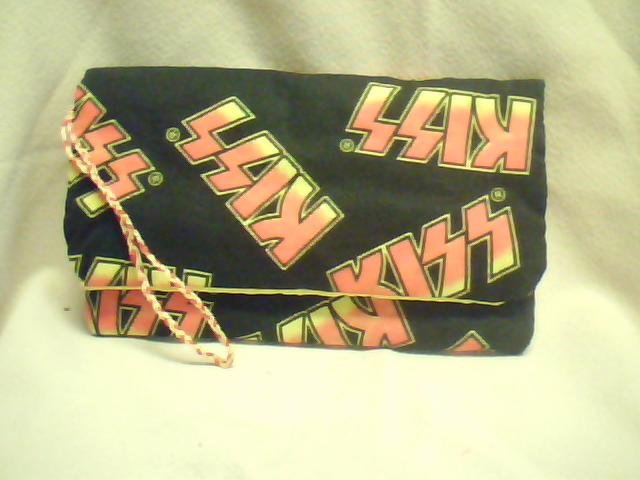 Kiss Clutch
