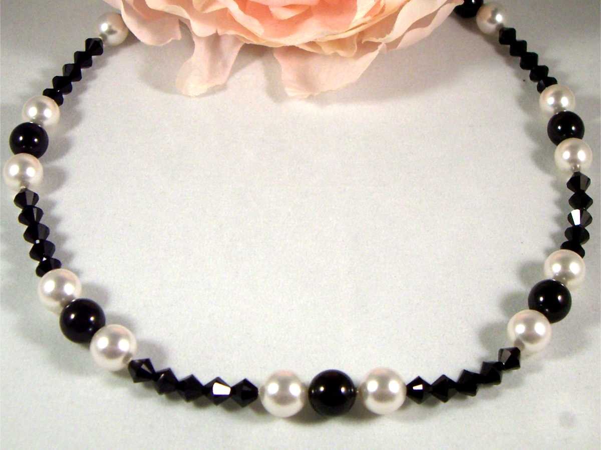 Pearl & Crystal Necklace made with SWAROVSKI ELEMENTS